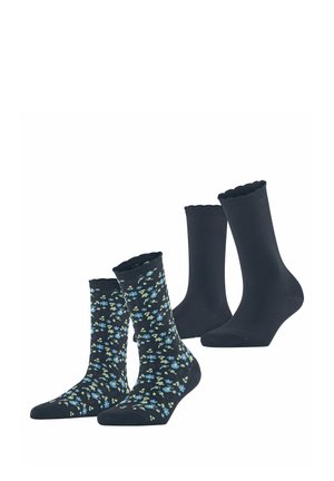 Due paia di calzini alla metà del polpaccio, uno nero uniforme con bordi smerlati, uno nero con piccolo motivo floreale blu e bianco e bordi smerlati.