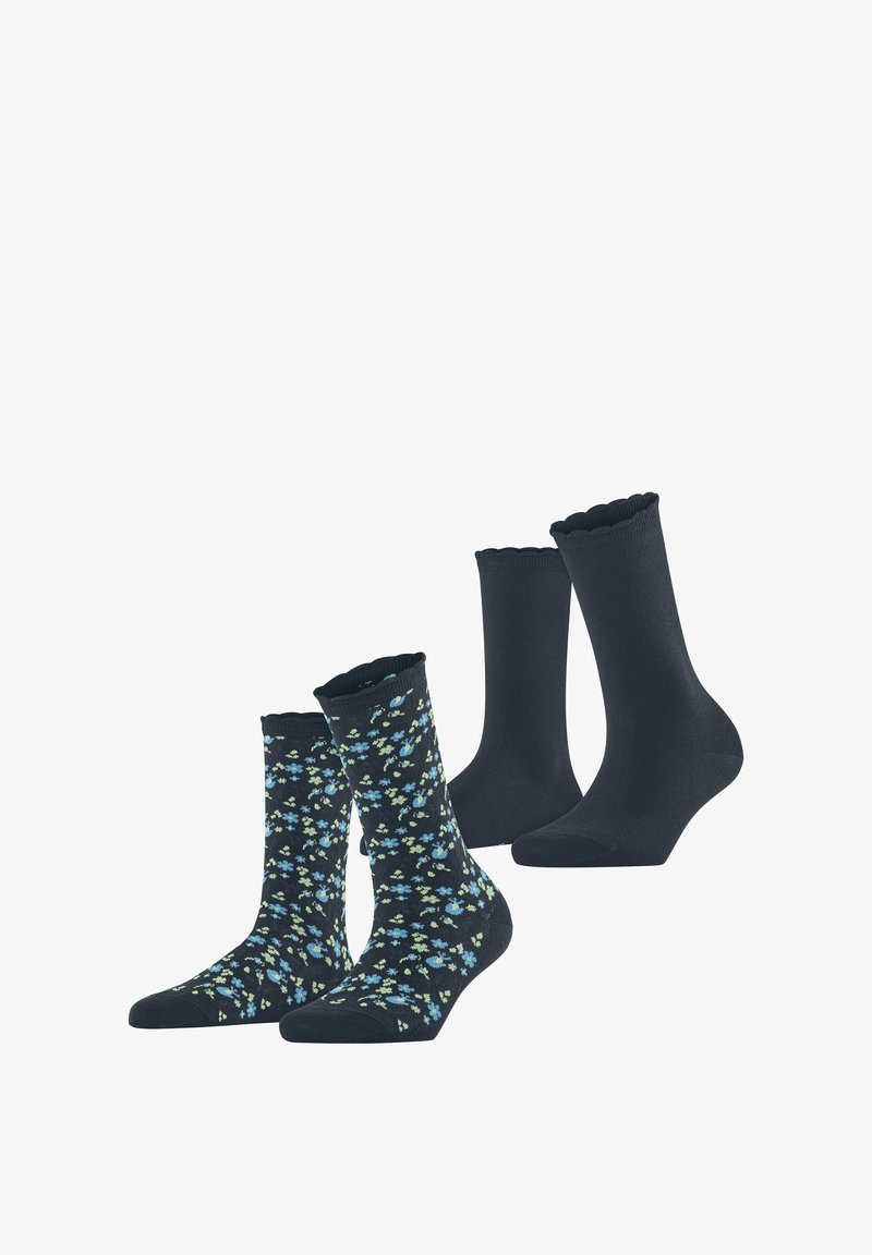 Deux paires de chaussettes montantes jusqu'au milieu du mollet, une paire noire unie avec des bords festonnés, l'autre noire avec un petit motif floral bleu et blanc et des bords festonnés.