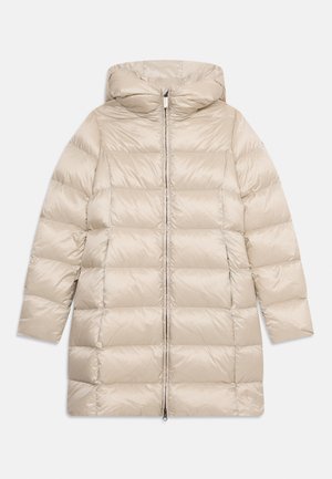 Béžový dlhý prešívaný kabát s predným zipsom a kapucňou, navrhnutý na chladné počasie s horizontálnym prešívaním a hladkým povrchom.