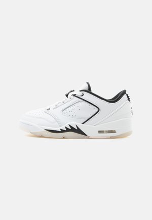 Zapatilla blanca de corte bajo con detalles negros, panel lateral perforado, suela con almohadilla de aire y cierre con cordones sobre un fondo blanco liso.