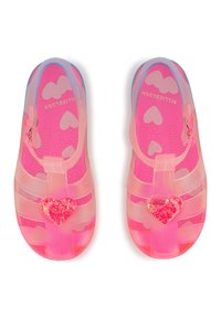 Ροζ διαφανή τζελ σανδάλια με glitter σε σχήμα καρδιάς, ανοιχτό σχέδιο και εσωτερικά πέλματα με σχέδια καρδιών.