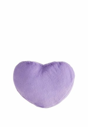 Weiches, plüschiges herzförmiges Kissen in helllila Farbe auf weißem Hintergrund.