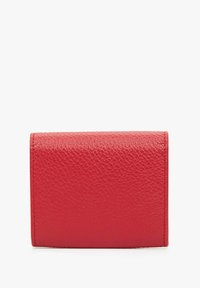 Czerwony skórzany portfel o teksturowanym wykończeniu, kompaktowy, prostokątny kształt i szyte krawędzie. Posiada bezpieczne zapięcie na zawartość.
