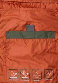 Wasserabweisender, windfester orangefarbener Stoff mit grünen Akzenten und einer Fronttasche. Enthält Symbole für Nachhaltigkeit und leichtes Design.