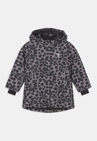 Polstret jakke med grå og sort leopardprint, der har hætte, knaplukning foran og sidelommer med kontrasterende sorte manchetter.