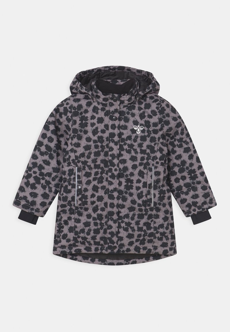 Polstret jakke med grå og sort leopardprint, der har hætte, knaplukning foran og sidelommer med kontrasterende sorte manchetter.