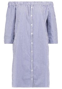 Blå och vit randig off-the-shoulder klänning med korta ärmar, framknappar och en avslappnad passform. Tillverkad av lättviktsmaterial.