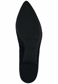 Sola di scarpa nera in suede con tacco alto, dalla forma appuntita e dalla superficie liscia. Presenta un piccolo tacco quadrato e il nome del marchio in rilievo.