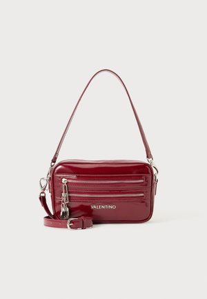 Γυαλιστερή κόκκινη ορθογώνια τσάντα crossbody με δύο μπροστινές τσέπες με φερμουάρ, αποσπώμενο λουράκι, ασημί μεταλλικά στοιχεία και λογότυπο Valentino.