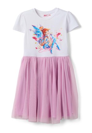 Vestido blanco de manga corta con falda de tul rosa, con un dibujo de un hada colorida con alas azules y cabello naranja en el corpiño.