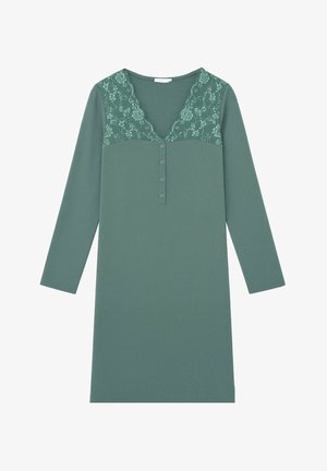 Vestido largo de manga larga verde con escote en V, tapeta de cuatro botones y detalles de encaje floral en los hombros y la parte superior del pecho.
