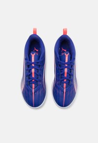 Zapatos deportivos en azul y rosa con un upper sintético suave, punta redonda, cordones texturizados y una suela de goma blanca.