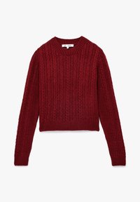 Czerwony sweter wykonany na drutach, z okrągłym dekoltem, z teksturowanym wzorem w warkocze, z długimi rękawami i skróconym dołem.