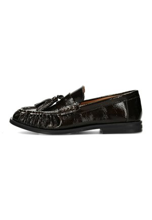 Mocassin en cuir noir brillant avec des pampilles sur le dessus et une semelle plate, vu de côté sur fond blanc.