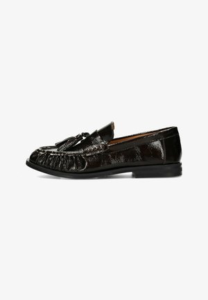 Zwarte glanzende leren loafer met kwastjes bovenop en een platte zool, vanuit de zijkant getoond op een witte achtergrond.