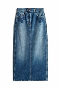 Gonna lunga in denim azzurro chiaro con ricami floreali sulle tasche. Presenta una vestibilità dritta, cinque tasche e chiusura con bottone frontale.