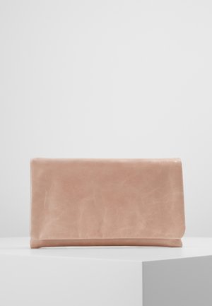 Beżowa prostokątna kopertówka ze skóry z klapą złożoną na zakładkę, prezentowana na białym piedestale na jednolitym jasnoszarym tle.