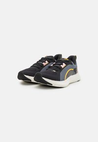 Černé a šedé sportovní boty s růžovými a žlutými akcenty, texturovaným svrškem, kulatou špičkou a bílou polstrovanou mezipodešví. Gumová podrážka.