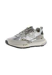 Sneaker argento e grigio caratterizzato da un mix di materiali lisci e testurizzati, dettagli in stampa animale e una suola spessa in gomma nera.