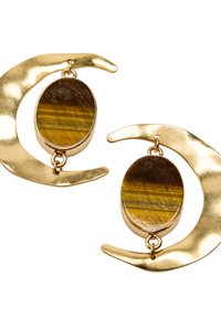 Złote kolczyki w kształcie półksiężyca z owalnymi kamieniami tygrysiego oka zawieszonymi w środku, o polerowanej i odbijającej powierzchni.