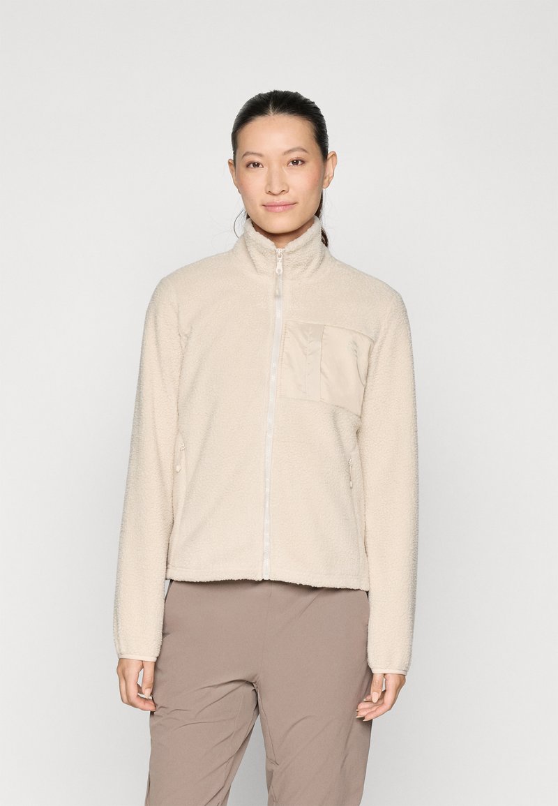 Chaqueta de forro polar beige con cuello alto, cremallera completa, tejido texturizado y un bolsillo en el pecho con una superposición de tejido suave.