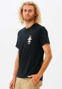 Zwarte katoenen T-shirt met een kleurrijk grafisch logo op de linkerkant van de borst. Korte mouwen, klassieke pasvorm en ronde hals.