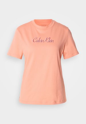 Peene puuvillane T-särk lühikeste varrukatega, ümar kaelus ja roosa tikandiga "Calvin Klein" logo. Sile tekstuur ja vaba lõige.
