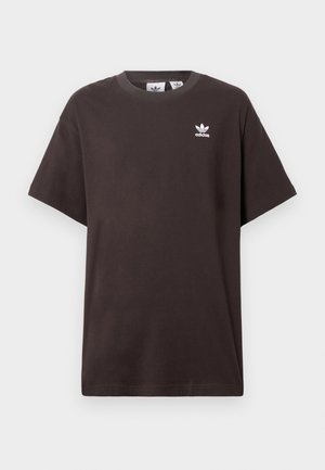 Ciemnobrązowy bawełniany t-shirt z krótkimi rękawami, okrągłym dekoltem i białym logo Adidas po lewej stronie klatki piersiowej. Prosty, luźny krój.