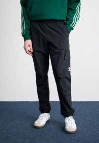 adidas Originals - TREFOIL ESSENTIALS WOVEN CARGO - Armijas stila bikses - black Miniatūras attēls 1