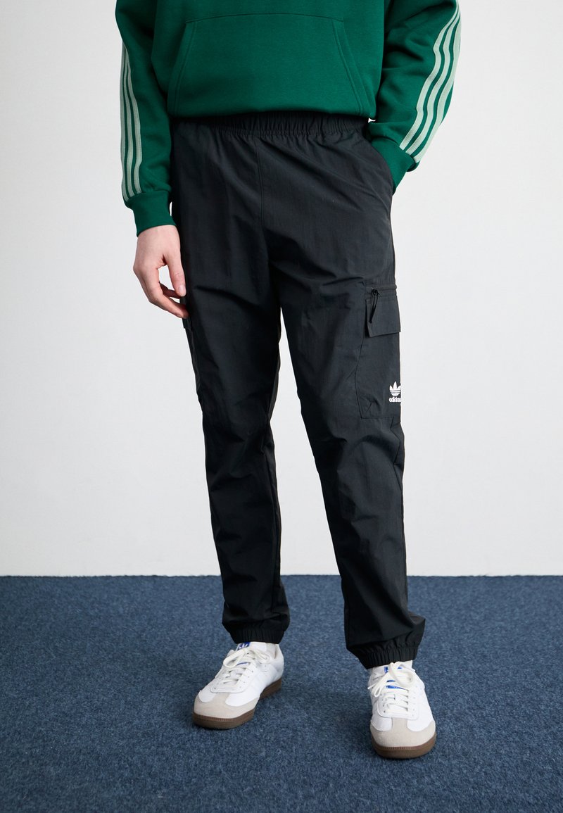 adidas Originals - TREFOIL ESSENTIALS WOVEN CARGO - Armijas stila bikses - black, Palielināt