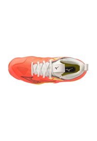 Zapatillas deportivas con un degradado brillante en naranja y amarillo, con una parte superior texturizada, cordones blancos y un acento de logo negro en el costado.