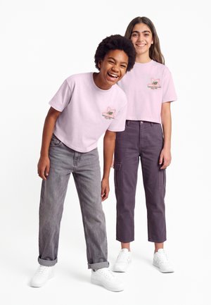 New Balance, BOSTON FLORAL GRAPHIC TEE - Μπλουζάκι με στάμπα - light raspberry