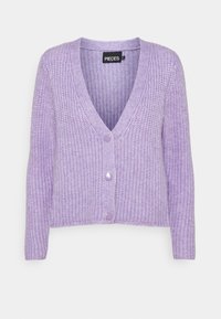 Lila stickad kofta med V-ringning, långa ärmar och tre knappar framtill. Texturen är mjuk och något grov.