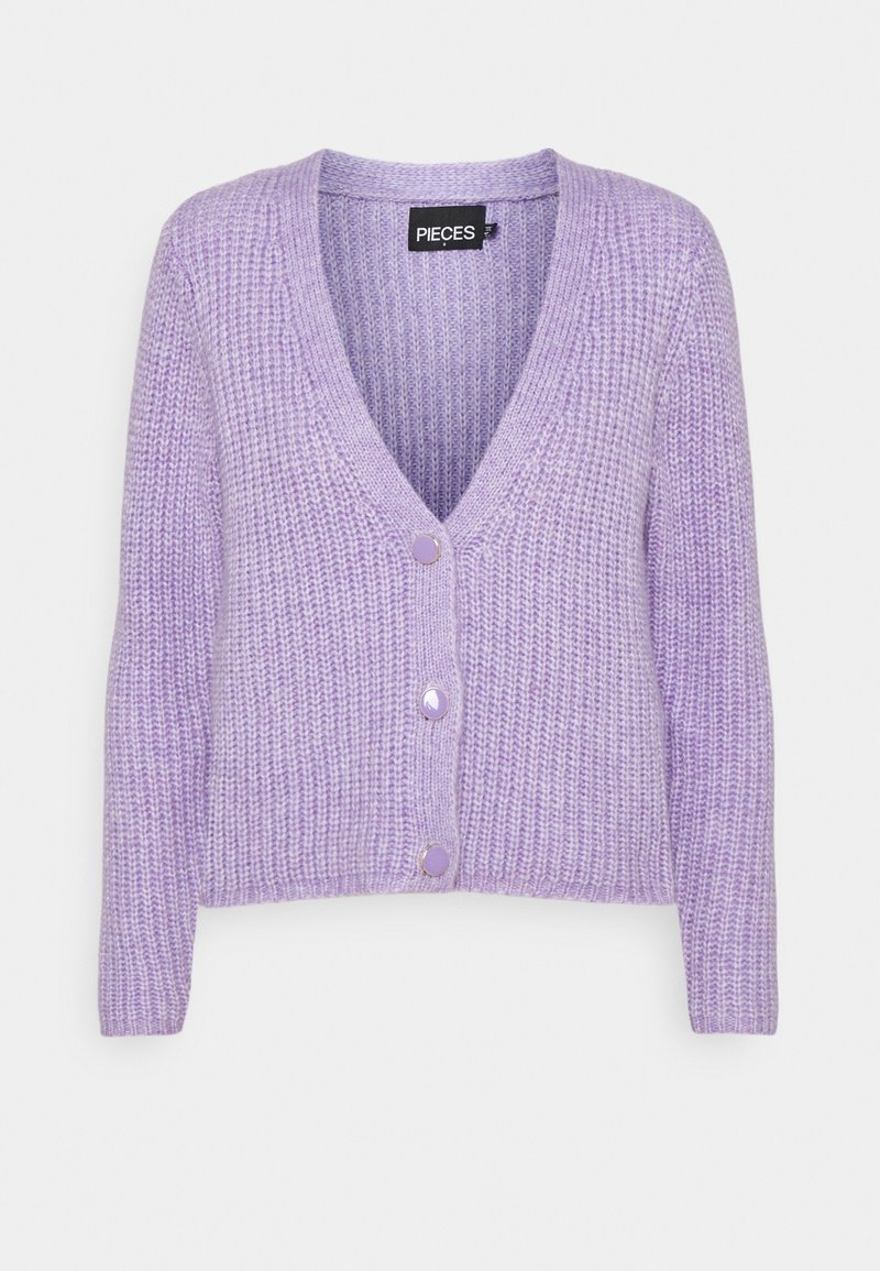 Lila stickad kofta med V-ringning, långa ärmar och tre knappar framtill. Texturen är mjuk och något grov.