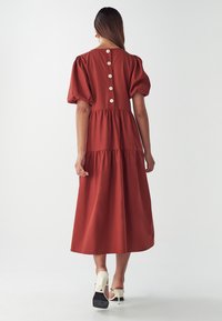 WILLA TIAA MIDI DRESS - Päevakleit - rust