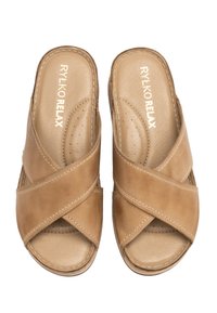 Brązowe skórzane klapki z krzyżującym się wzorem, otwartym palcem, wyściełanym wnętrzem i drobnymi detalami w stichu.