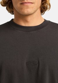 Mörkgrå crewneck sweatshirt i bomull, med en tonad broderad logotyp på bröstet och en texturerad ribbad halsringning.