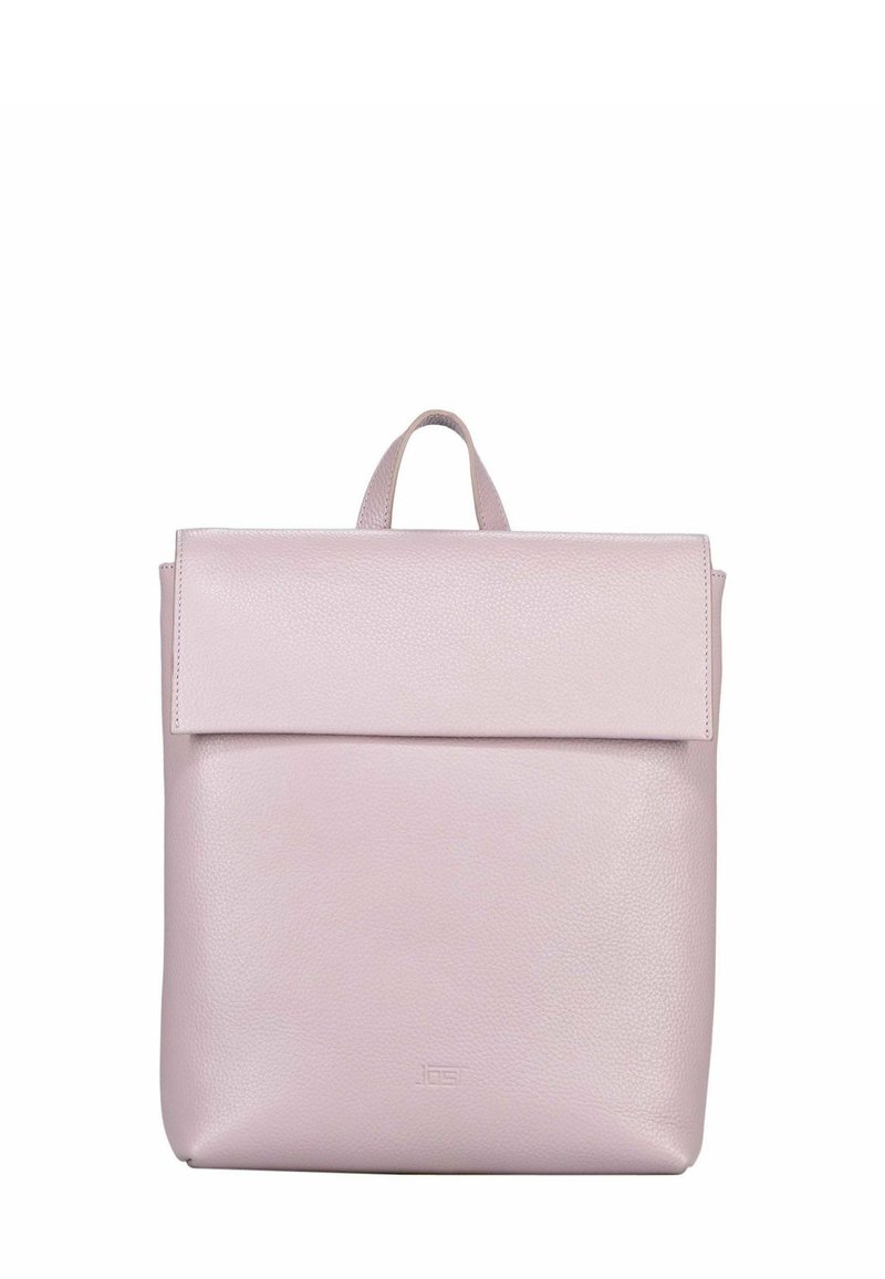 Sac à dos en cuir rose clair au design structuré, à la texture lisse et doté d'une poignée supérieure. Présente une fermeture à rabat et un détail logo discret.