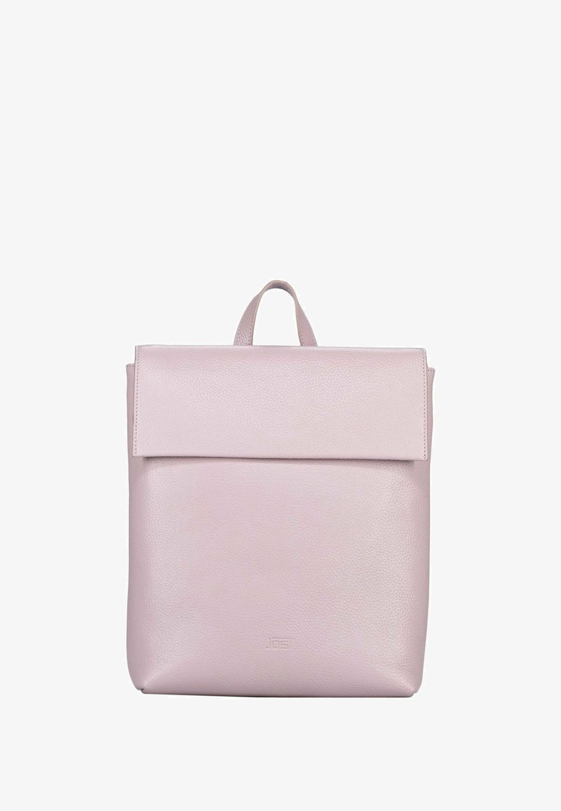 Sac à dos en cuir rose clair au design structuré, à la texture lisse et doté d'une poignée supérieure. Présente une fermeture à rabat et un détail logo discret.