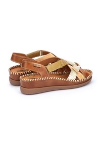 Sandalias de cuero marrón con correas cruzadas, que presentan una mezcla de secciones en marrón claro, dorado y crema. Costura de estilo alpargata en la suela.