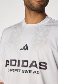 adidas Sportswear TIRO TEE - Marškin�ėliai su spaudiniu - grey one/black