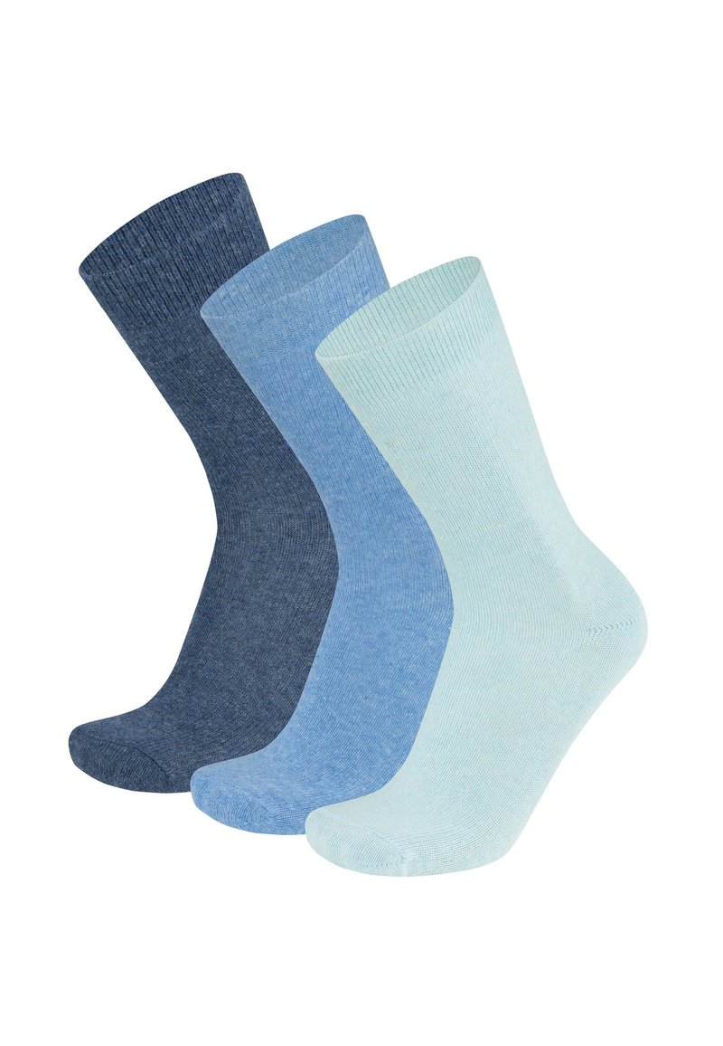 Drei Paar gerippte Socken in dunkelblau, mittelblau und hellblau. Hergestellt aus weichem Stoff mit glatter Textur und nahtlosem Design.