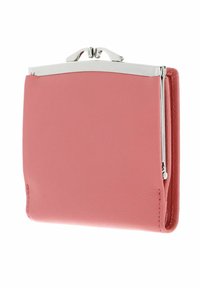 Cartera de piel rosa con cierre de metal plateado, que presenta una textura suave y una forma rectangular compacta.