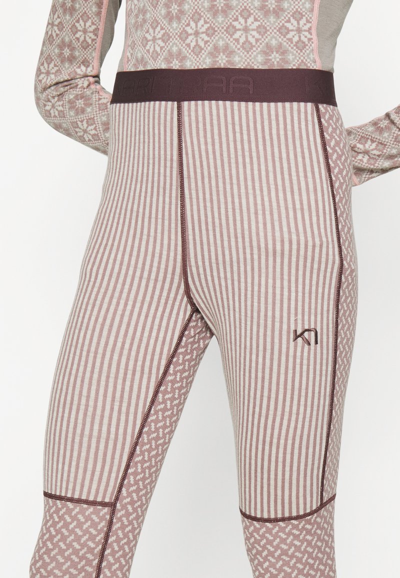 Eng anliegende Leggings aus weichem Material. Vertikale Streifen in hell- und dunkelrosa mit einem floralen Muster am Unterschenkel. Elastischer Taillenbund.