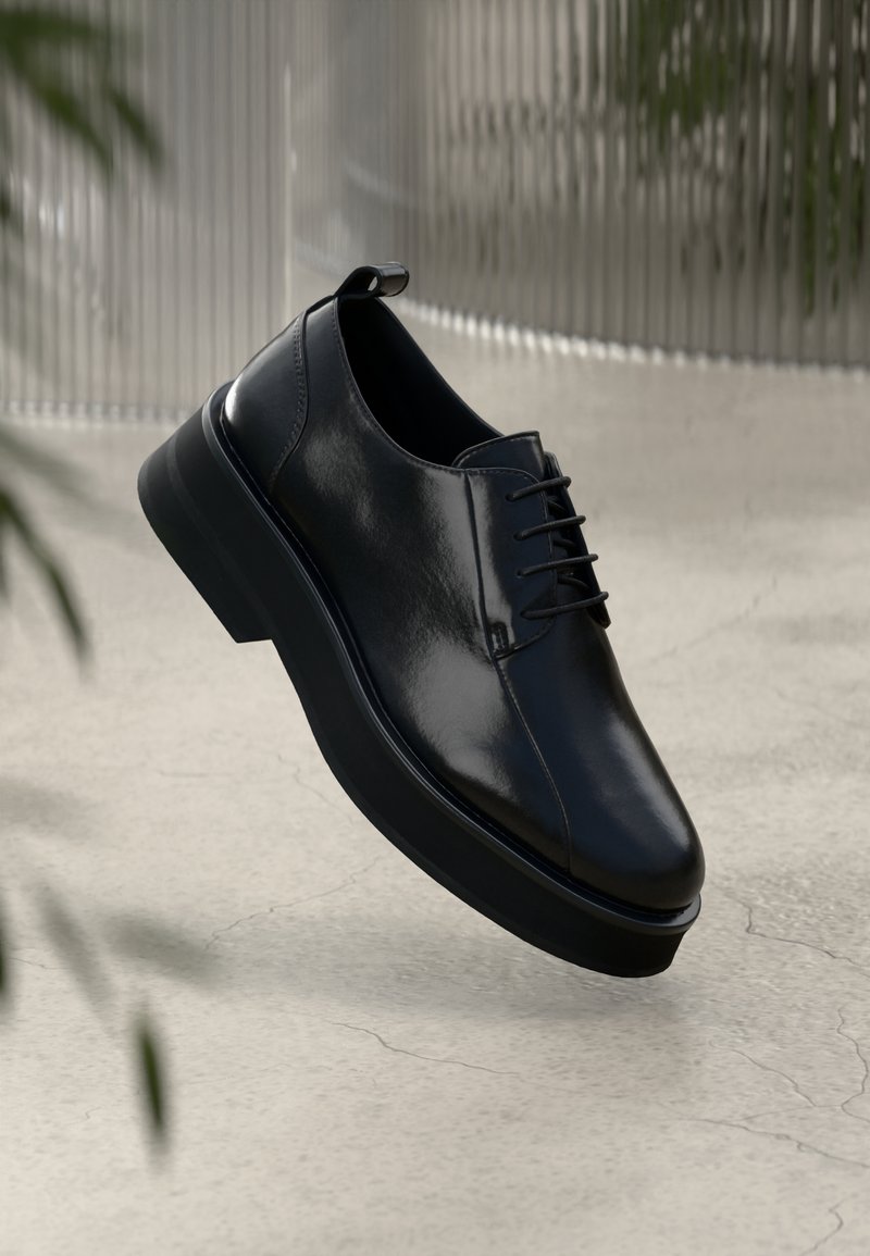 Scarpa in pelle nera con finitura liscia, design con allacciatura, punta tonda e suola spessa nera. Stile minimalista con dettagli sottili.