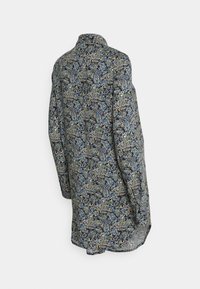 Camicia a maniche lunghe in tessuto scuro con un motivo paisley blu, verde e beige. Colletto con bottoni e dettaglio dell'orlo arrotondato.