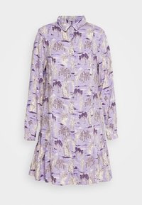 Robe à manches longues en tissu violet clair présentant un imprimé de figures classiques et d'arbres, avec un col et une jupe évasée.