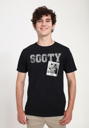 Černé bavlněné tričko s bílým nápisem "SOOTY" s opotřebovaným vzhledem a grafickým potiskem kapsy s kočkou v černobílé.