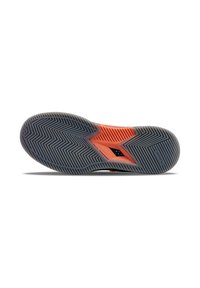 Sportieve schoen zool met een grijze rubberen basis, een visgraatpatroon, een oranje middenzoolsectie en een zwart logo-detail.
