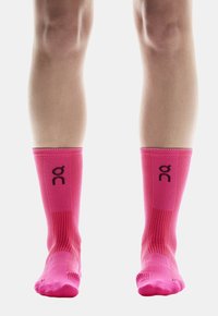 On PERFORMANCE RUN - Socken - pink   red